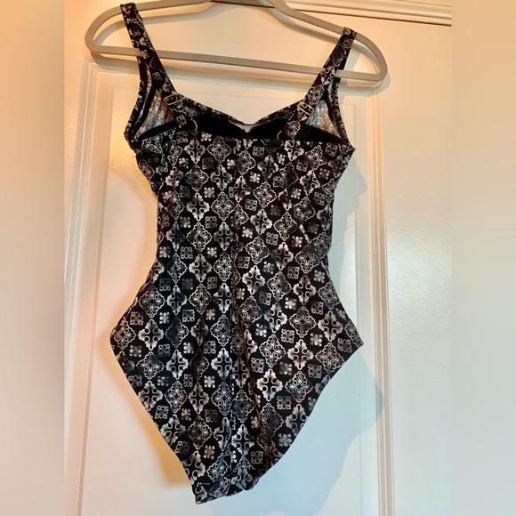 EUC EMERALD BAY ONE PIECE SWIMSUIT. SMOOTH FABRIC. FIGURE FLATTERING DESIGN.♥️ - Picture 2 of 5